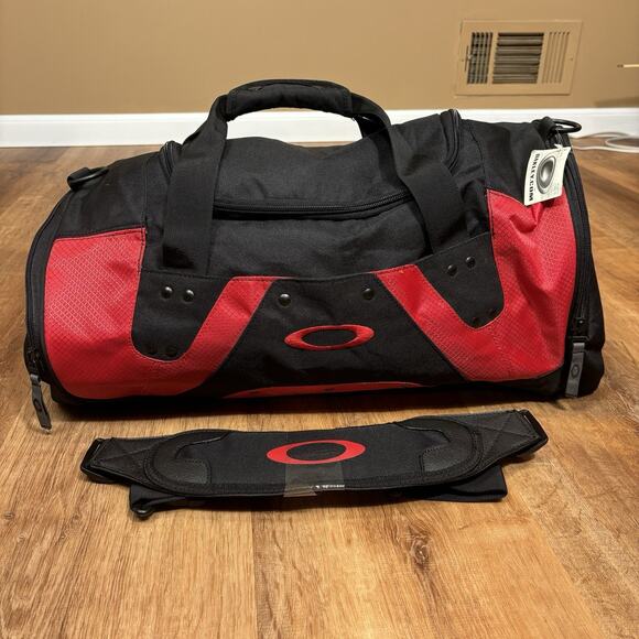 Vintage NWT Oakley Duffle Bag Backpack Red Black 90s Gym Luggage Software Y2K - Picture 1 of 11